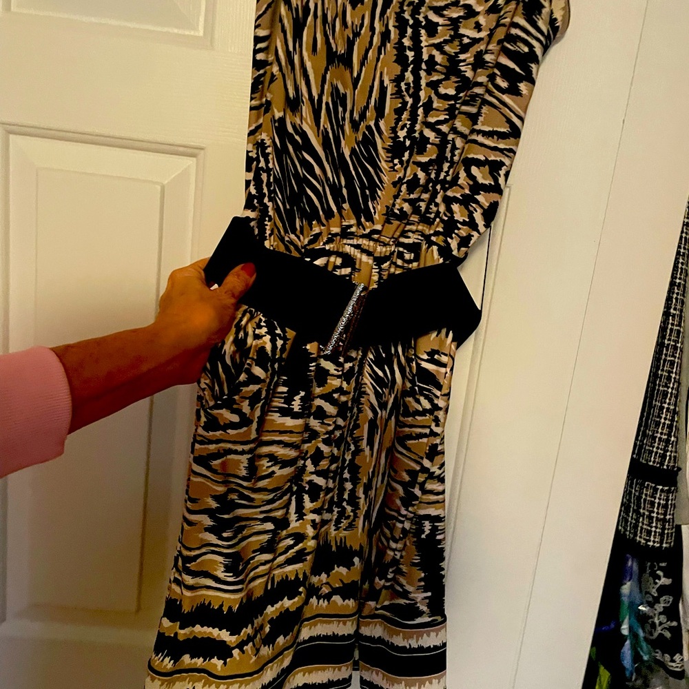 BCBG Max Azria size M dress with pockets.  like new